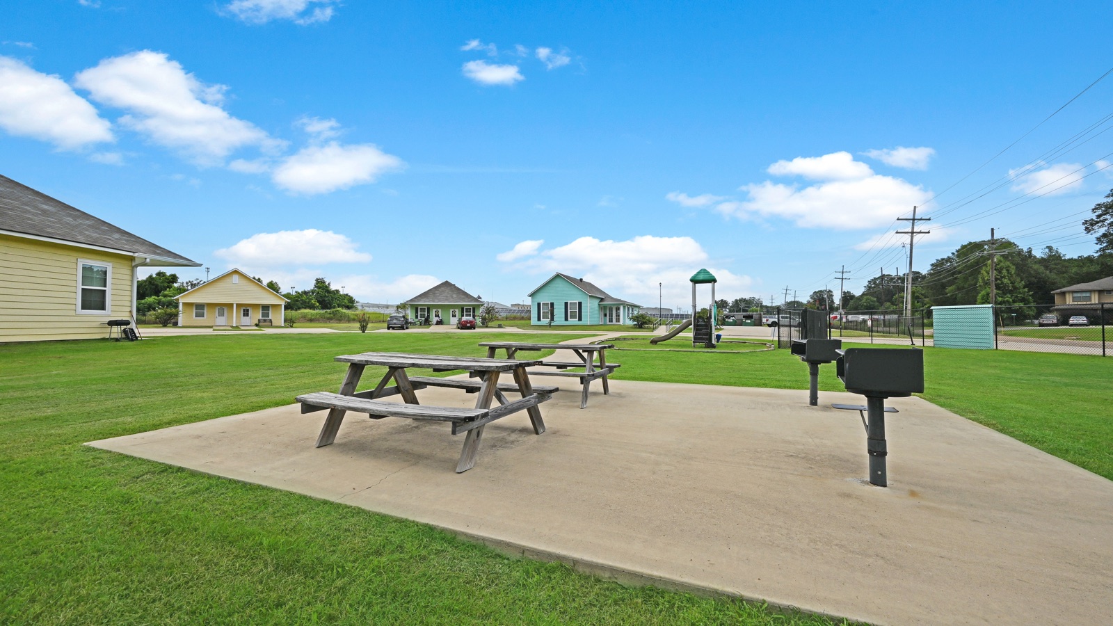 Bastrop Senior Living picnic area